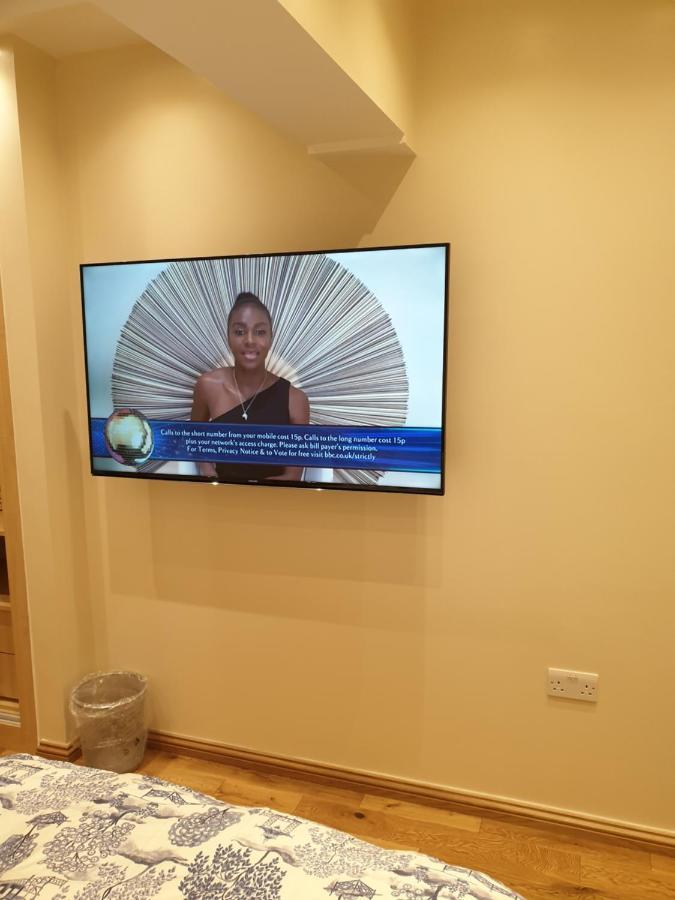 London Luxury Apartments 5 Min Walk From Ilford Station, With Free Parking Free Wifi מראה חיצוני תמונה