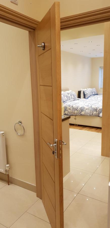 London Luxury Apartments 5 Min Walk From Ilford Station, With Free Parking Free Wifi מראה חיצוני תמונה