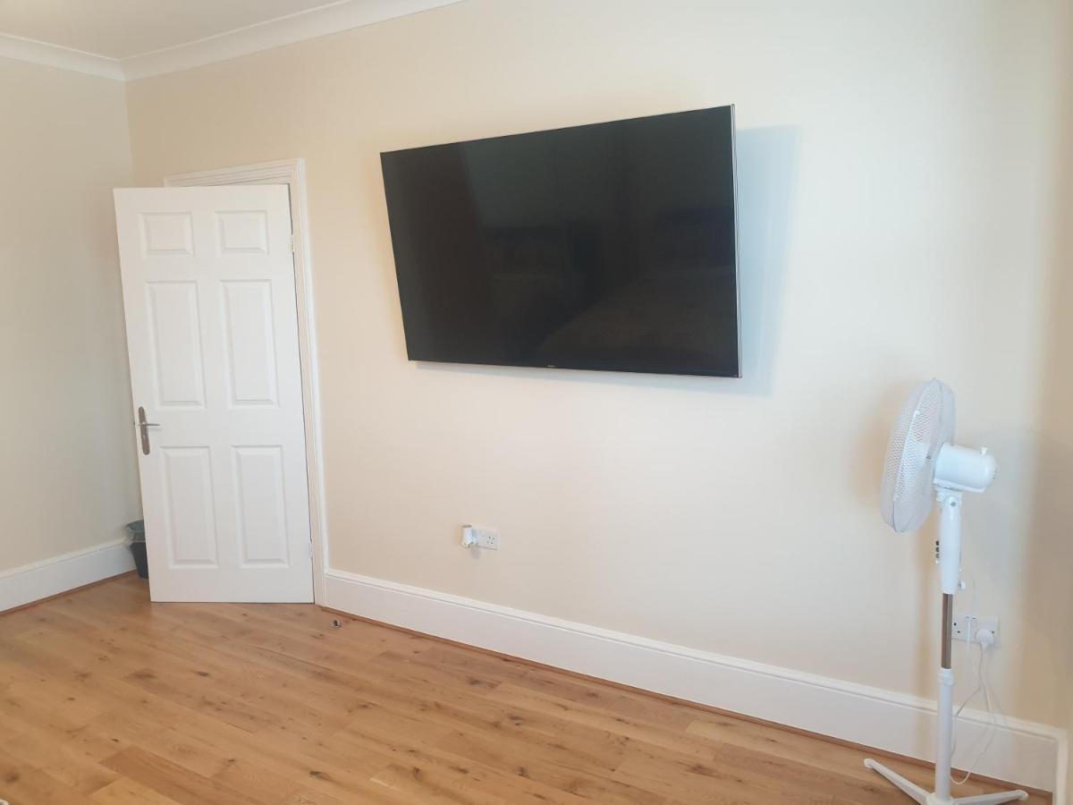 London Luxury Apartments 5 Min Walk From Ilford Station, With Free Parking Free Wifi מראה חיצוני תמונה
