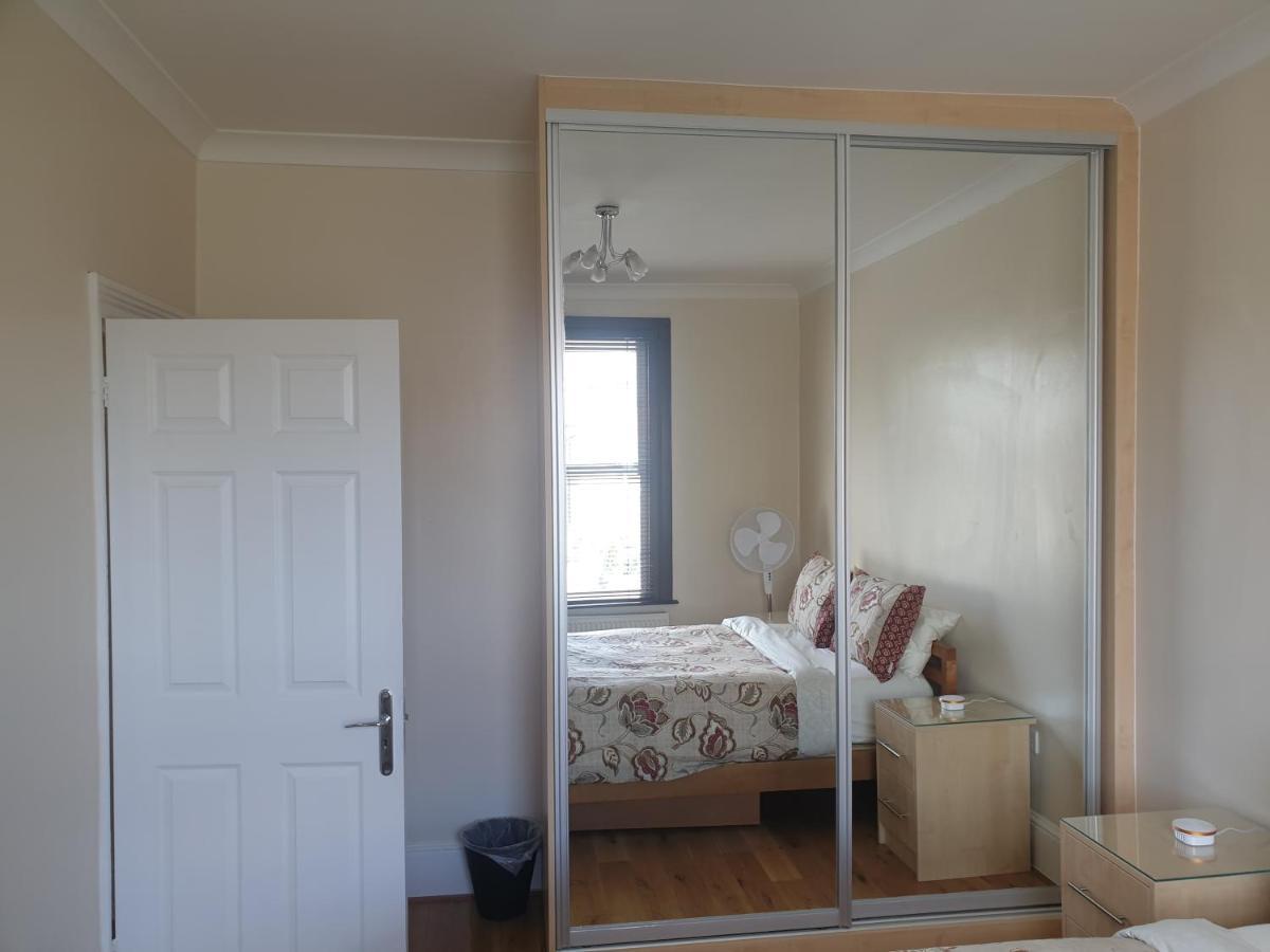 London Luxury Apartments 5 Min Walk From Ilford Station, With Free Parking Free Wifi מראה חיצוני תמונה