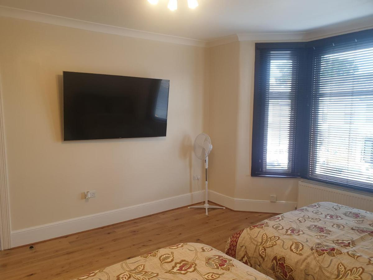 London Luxury Apartments 5 Min Walk From Ilford Station, With Free Parking Free Wifi מראה חיצוני תמונה